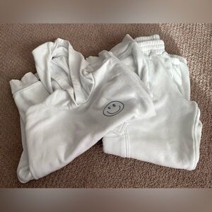 Kid’s White Sweat Pants & Sweater Set, size S (6/7)